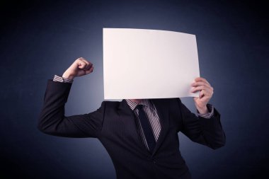 Boş kağıt tutan iş adamı