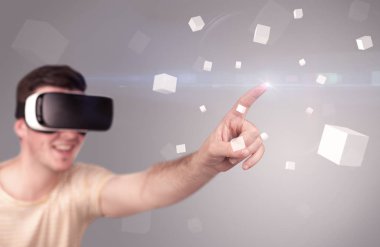 Adam sanal gerçeklik gözlüğü takıyor.