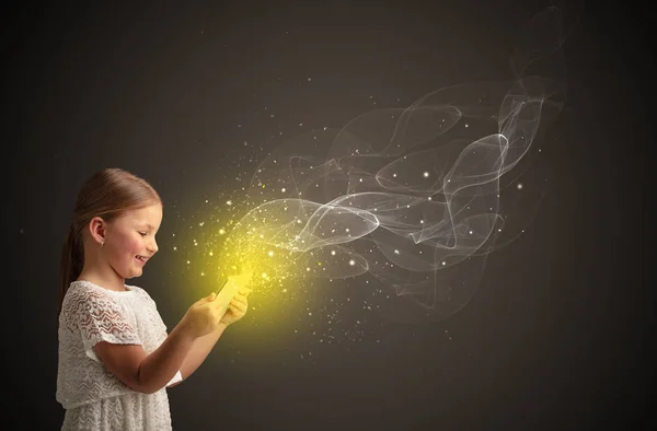 Pequeño niño jugando en la tableta brillante — Foto de Stock