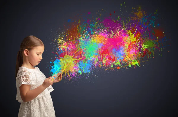 Дівчина тримає планшет з барвистими бризками навколо — стокове фото