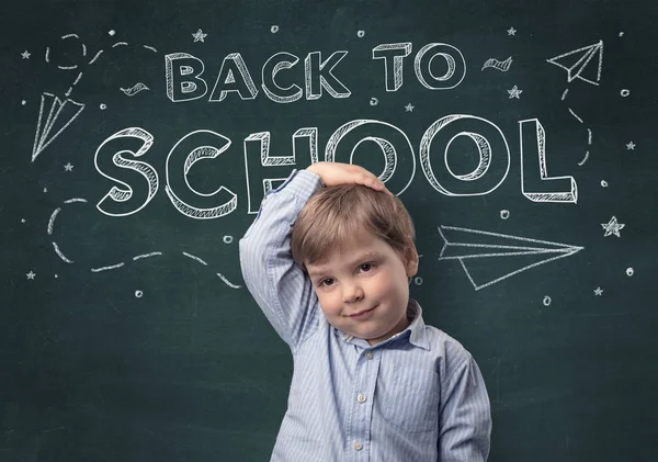 Sevimli Küçük Çocuk Blackboard Ile Daha Sonra Tekrar Okul Kavramı — Stok fotoğraf