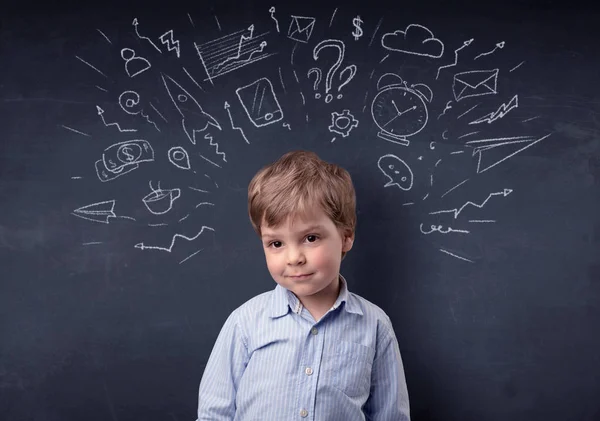 Kleine jongen voor een opgesteld bord — Stockfoto