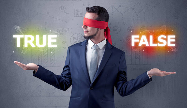 Человек с лентой на глазу принятия решения
