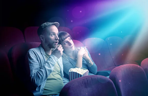 Adolescente coppia guardando film — Foto Stock