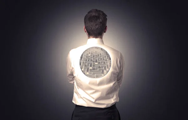 Geschäftsmann steht mit Labyrinth auf dem Rücken — Stockfoto