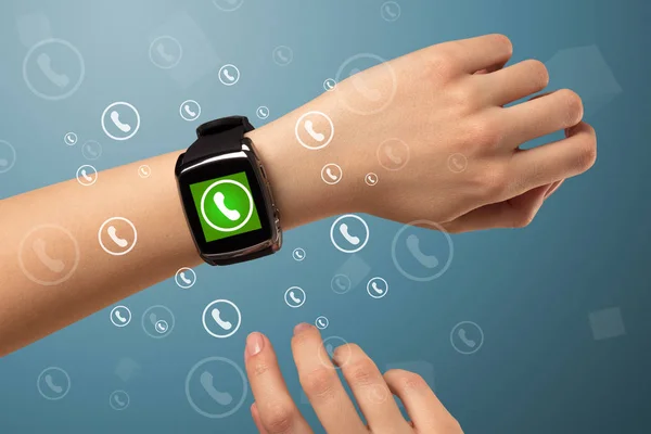 Main avec smartwatch et icône d'appel autour — Photo
