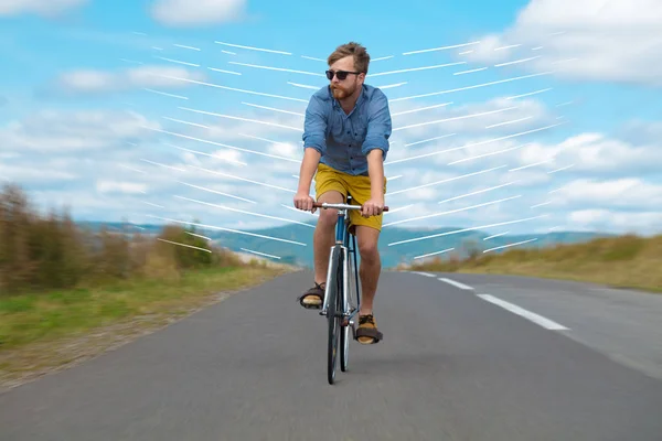 Ciclista casual andar de bicicleta muito rápido — Fotografia de Stock