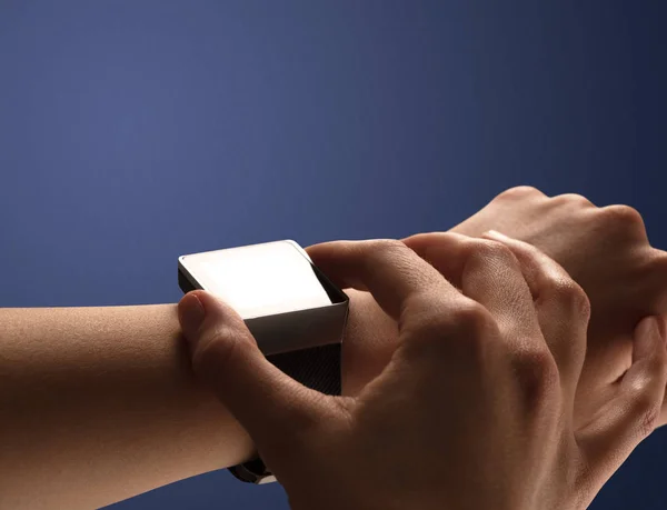 Ręka z balck smartwatch ekranu z bliska — Zdjęcie stockowe