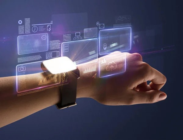 Kvinnlig hand med smartwatch och mörk bakgrund — Stockfoto