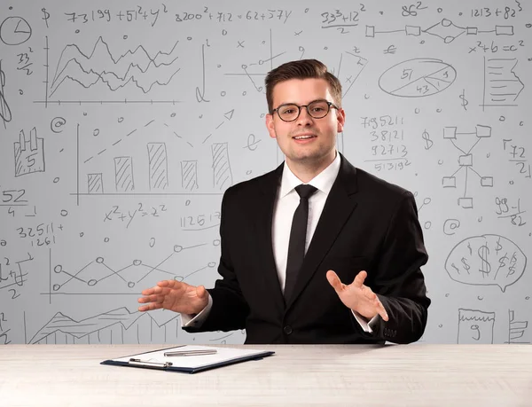 Masada oturan bir iş adamı.