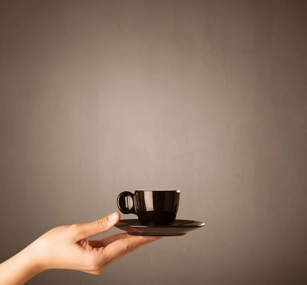 Taza de café de mano femenina — Foto de Stock