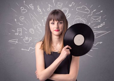 Vinil kaydı tutan kadın