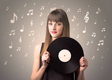 Vinil kaydı tutan kadın