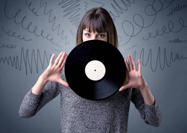 Vinil kaydı tutan kadın