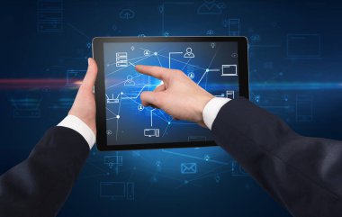 Tablet bulut office konseptiyle ilk kişi görünümü