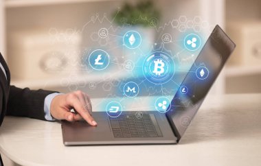 Bitcoin bağlantı ağı ve online kavramı ile dizüstü bilgisayar üzerinde çalışan iş kadın