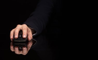 Koyu arka plan üzerinde fare kullanarak ele