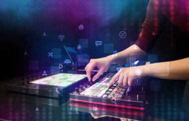 Sosyal medya kavramı ile karıştırma müzik MIDI denetleyicisi üzerindeki el