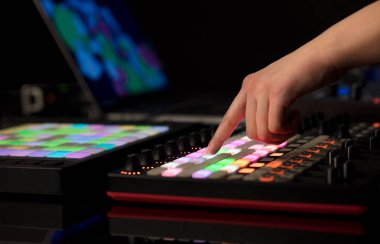 Karıştırma müzik MIDI denetleyicisi üzerindeki el