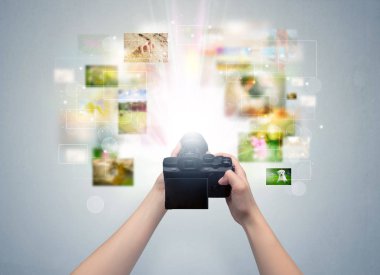 El yaşam olayları digital fotoğraf makinesi ile yakalar.