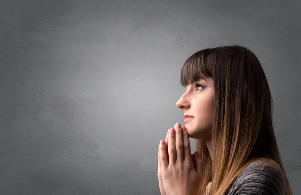 Προσεύχεται νεαρό κορίτσι — Φωτογραφία Αρχείου