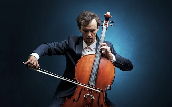 Cellista tocando en instrumento con empatía — Foto de Stock