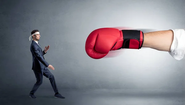 Pequeno homem lutando com grande luva de boxe vermelho — Fotografia de Stock