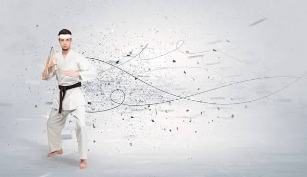 Uomo di karate che fa trucchi di karate con concetto caotico — Foto Stock