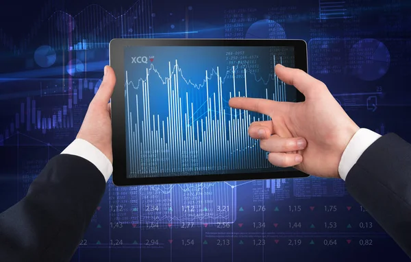 Tablet kullanma ve mali rapor kavramı kontrol el