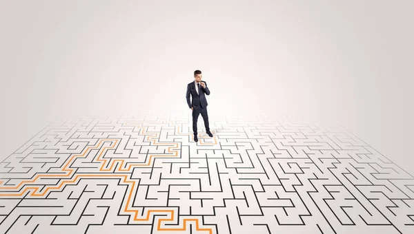 Giovane imprenditore in piedi in mezzo a un labirinto — Foto Stock