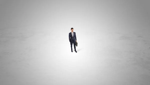 Empresário de pé no meio de um espaço vazio — Fotografia de Stock