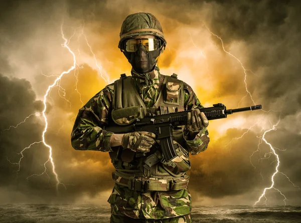 Ozbrojený voják stojící v temné počasí — Stock fotografie