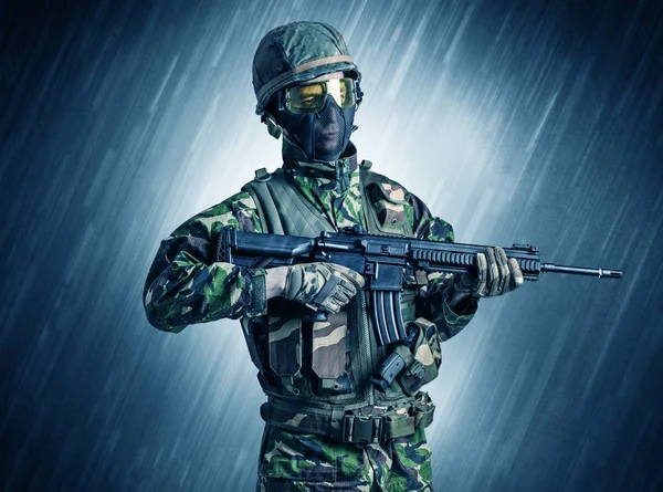 Bewaffneter Soldat steht im Regen — Stockfoto