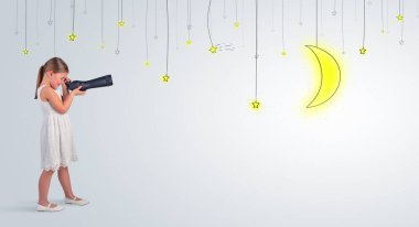 Küçük çocuk ampuller için spyglass üzerinden seyir