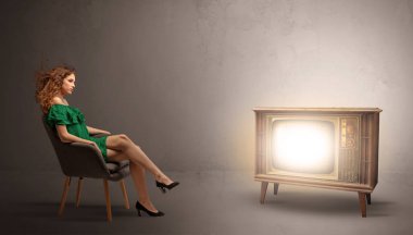 Genç bayan için vintage bir televizyon izlerken