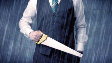 Elindeki aracıyla ayakta işveren