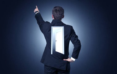 Sırtını kapıya ile ayakta işadamı