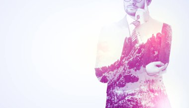 Dağ grafik ile ayakta işadamı