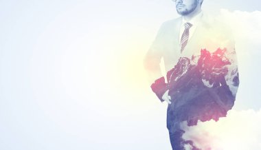 Dağ grafik ile ayakta işadamı