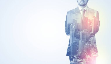 Sırtında siyah anahtar deliği ile ayakta adam