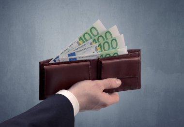 Takım elbise elinde euro cüzdanından dışarı alır