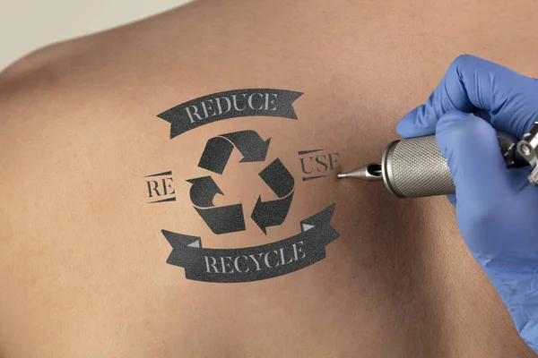 Tattooing recycle for a better environment concept on naked back — Stock Photo, Image