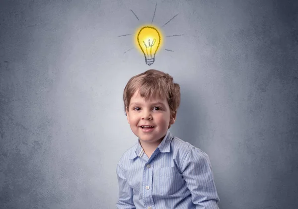 Jongetje mull over met lamp boven zijn hoofd — Stockfoto