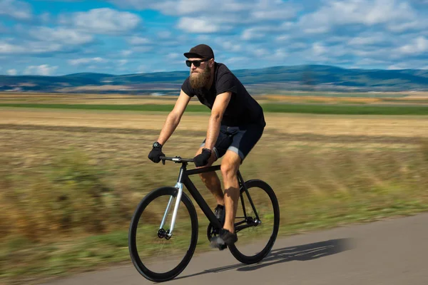 Natural young cyclist with amazing view — Stock Photo, Image