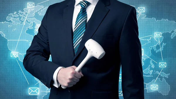 Yakışıklı businassman ayakta elinde aracıyla