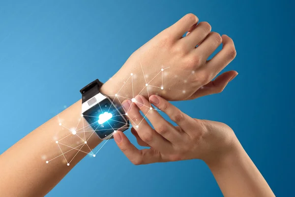 Mano femminile che indossa smartwatch — Foto Stock