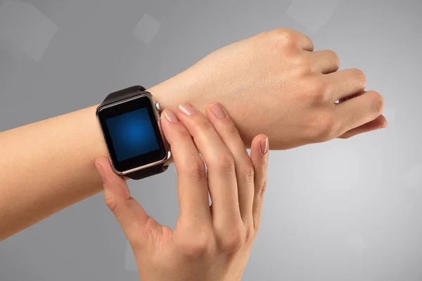 Mão feminina usando smartwatch — Fotografia de Stock