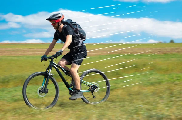 Casual bisikletçi binicilik bisiklet çok hızlı — Stok fotoğraf