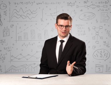 Masada oturan bir iş adamı.