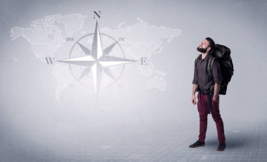 Sırt çantalı genç adam.